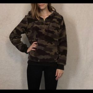 Camo print cropped hoodie